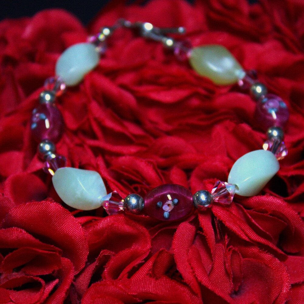 Vintage 8" Uranium Glass and Beads Bracelet